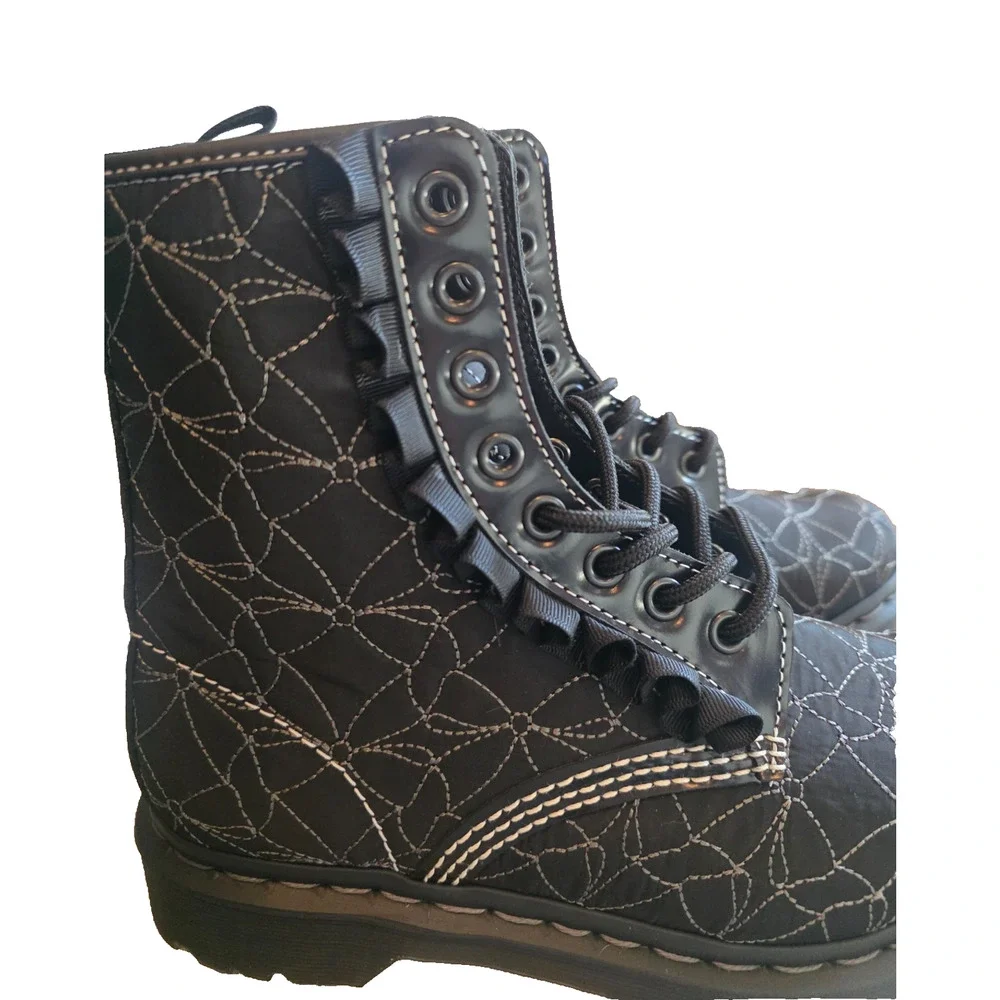 Dr. Martens 1460 Frill Lace-Up Boots Women's 7 Black Ribbon Quilted 8 Eye NWOB